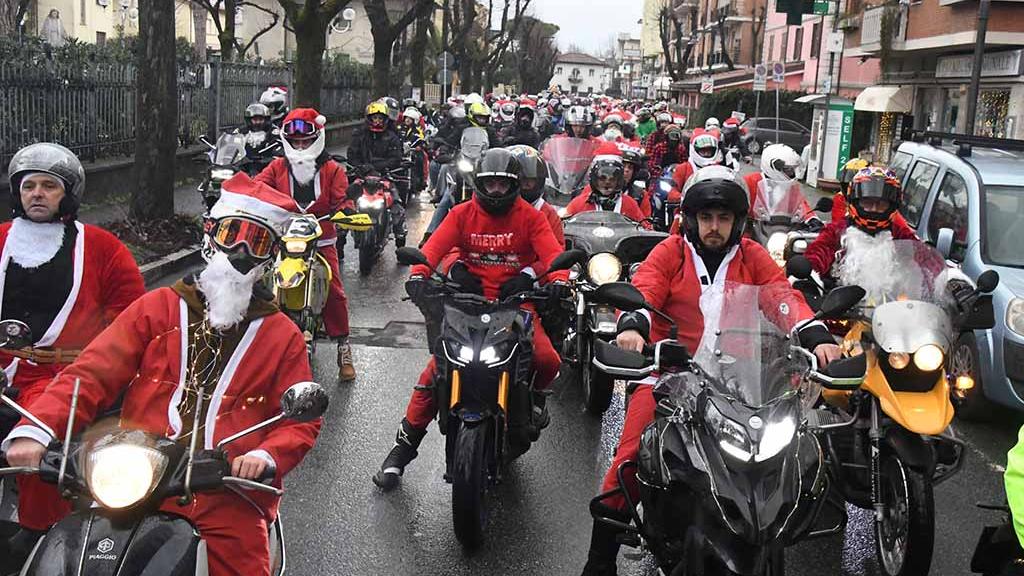 Babbo Natale in moto, la carica dei trecento