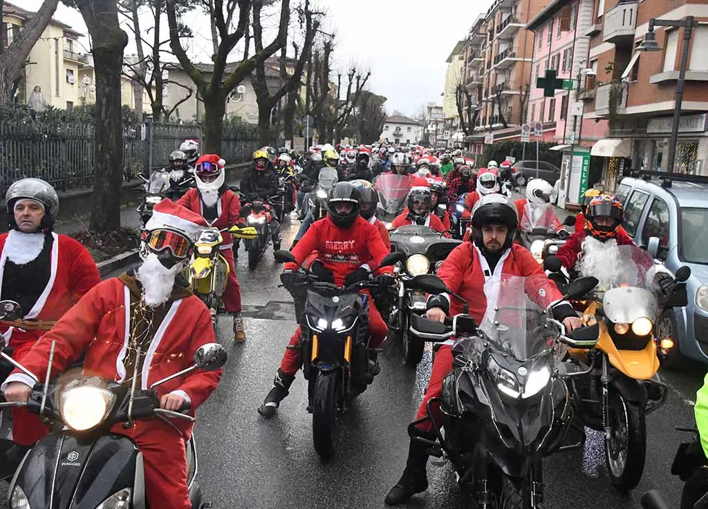 Babbo Natale in moto, la carica dei trecento