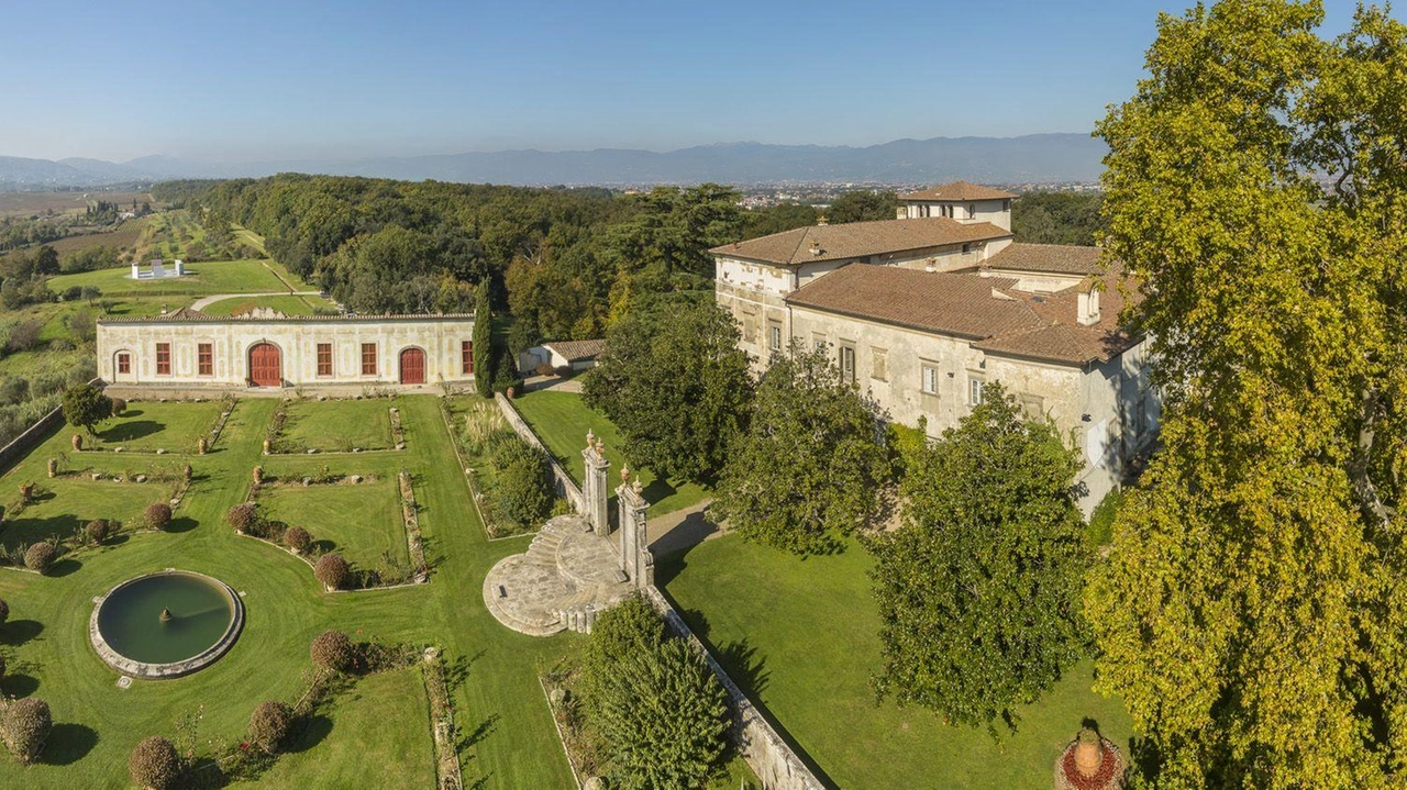 Una panoramica della villa medicea La Magia e del parco che la circonda