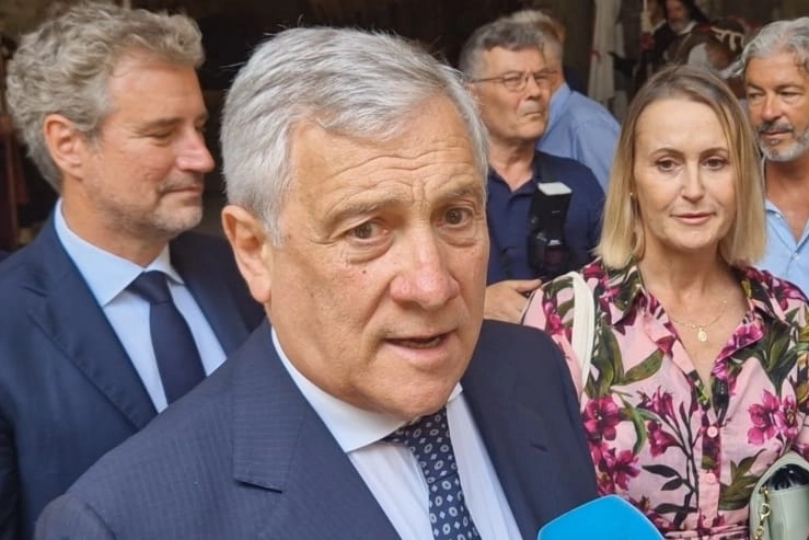 Il ministro Tajani durante la visita alla mostra delle Mura di Lucca