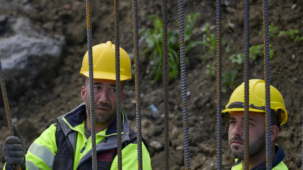 Operai al lavoro in un cantiere stradale (foto d’archivio)