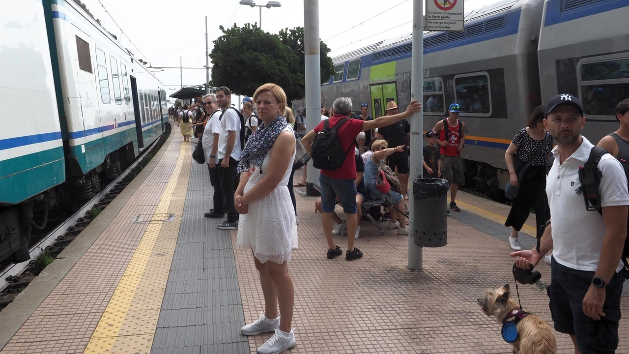 A sinistra, l’arrivo di turisti al Terminal crociere; a destra l’attesa del treno alle Cinque Terre (foto d’archivio)