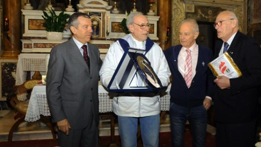 Guido Carlesi mentre riceve un premio