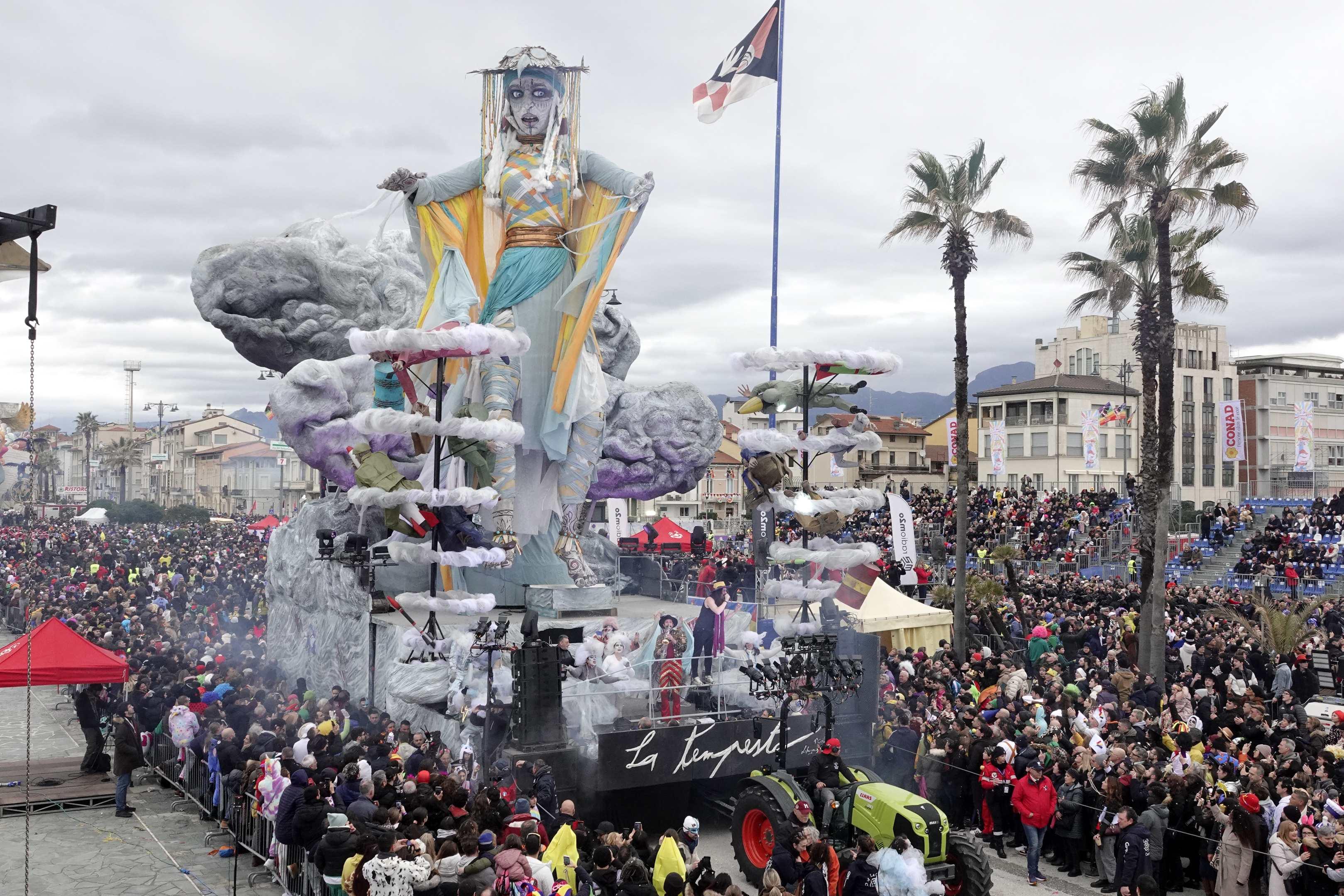 Carnevale di Viareggio, primo podio dei carri: nella “tempesta” perfetta ballano i nonni e Maria