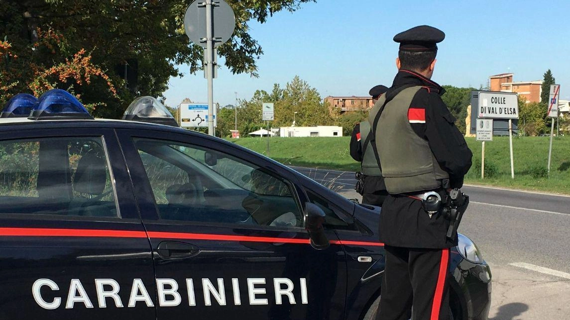 Per calmare l’uomo sono intervenuti i carabinieri, i vigili urbani e i sanitari