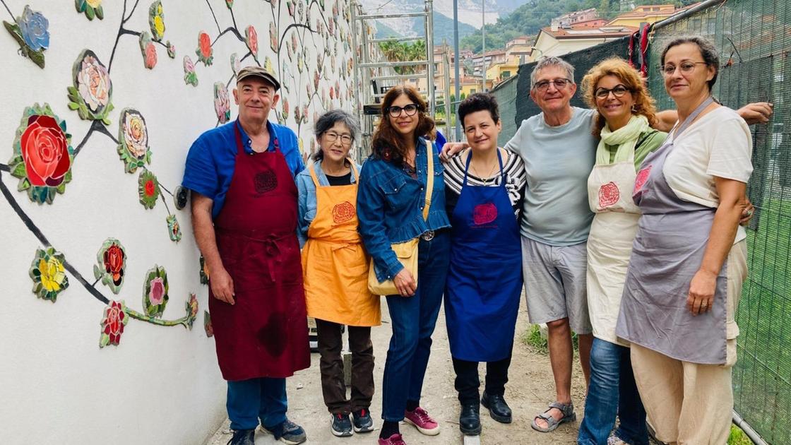 Dalle rose un messaggio di pace. Il mosaico che unisce i popoli