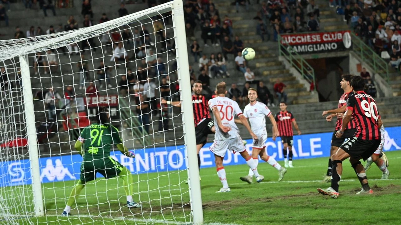 Una partita dalle grandi emozioni quella tra Lucchese e Rimini andata in scena nel posticipo lunedì sera: sotto di due reti, i rossoneri sono riusciti poi ad acciuffare il pareggio (foto Alcide)