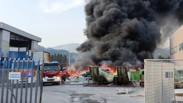 Una nottata per spegnere le fiamme. Massa, paura per la nube tossica