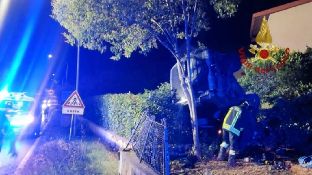 La scena dell'incidente a Foiano della Chiana. Momenti di paura per l'auto che è piombata dentro un giardino privato provocando non pochi danni
