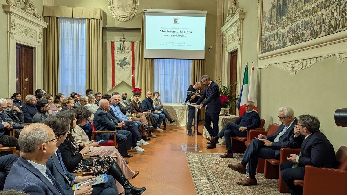 Il Consiglio regionale della Toscana ha premiato don Andrea Cristiani e il Movimento Shalom per 50 anni di impegno per la pace e la solidarietà.