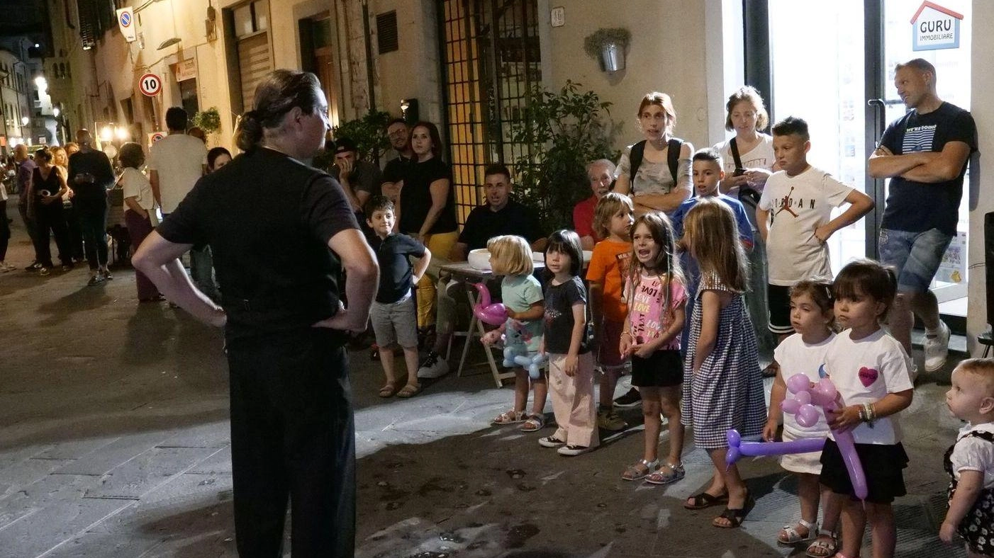 Via Mazzini si ribella al degrado. Tossici fuori, barricata in negozio: "Gli ultimi 15 anni solo  declino"