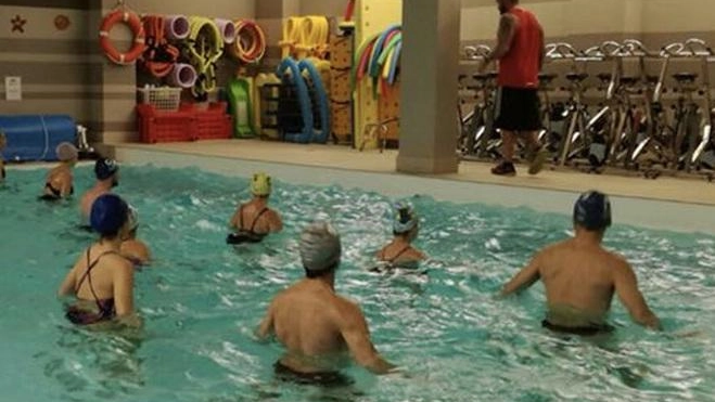 Un’immagine della piscina comunale, al coperto, del viale Roma