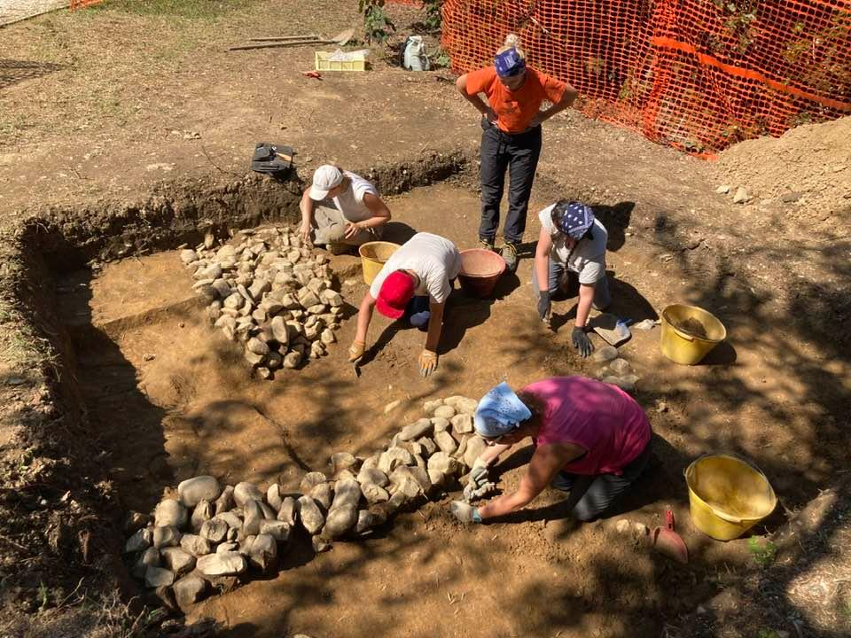 Gli archeologi scoprono un tesoro: affiora una corte regia longobarda