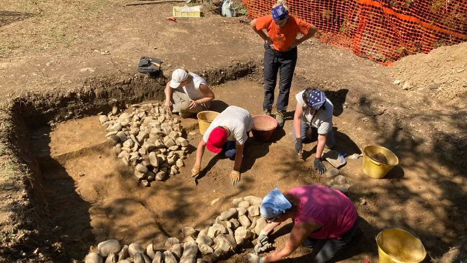 I ricercatori al lavoro nell’area archeologica dove sono affiorati i preziosi resti dell’inedito insediamento