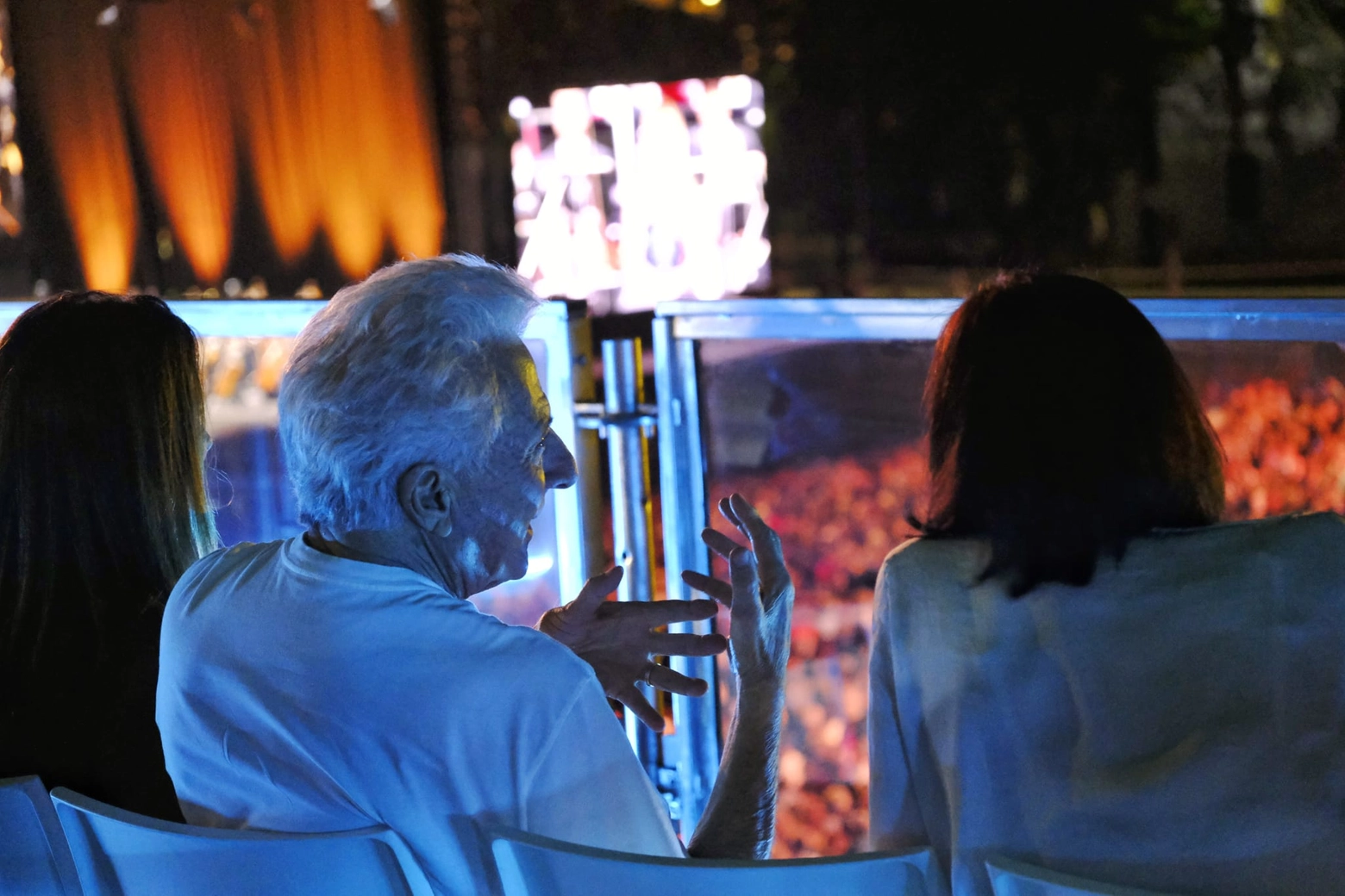 Dustin Hoffman durante il concerto per Puccini: ha seguito la serata da un palco sistemato sulle Mura (Foto Paolo Pacini)