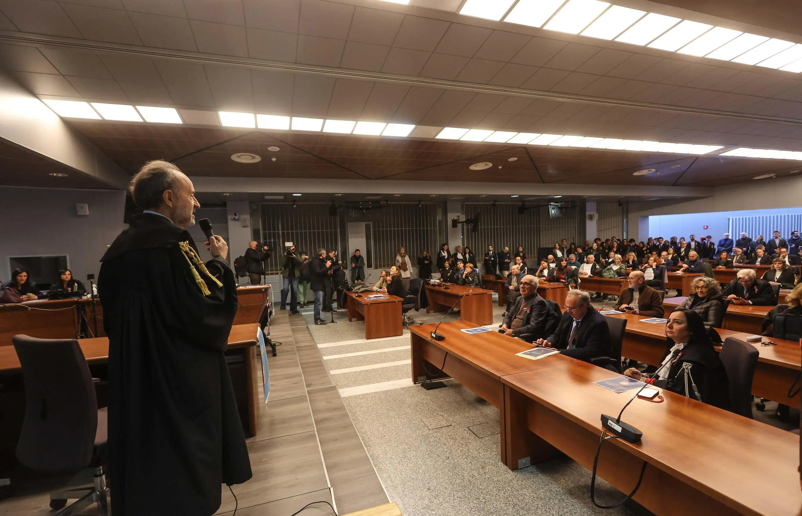 La protesta all’aula 32: "Indipendenza a rischio". A Firenze adesione record