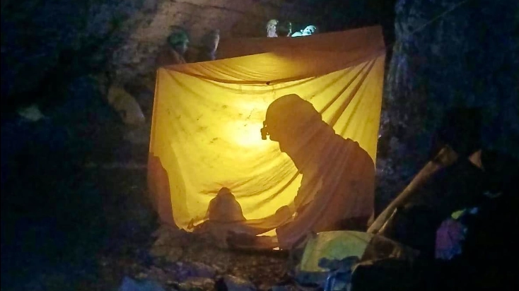 Un momento dei soccorsi nella grotta in uno scatto diffuso dal Soccorso Alpino della Toscana