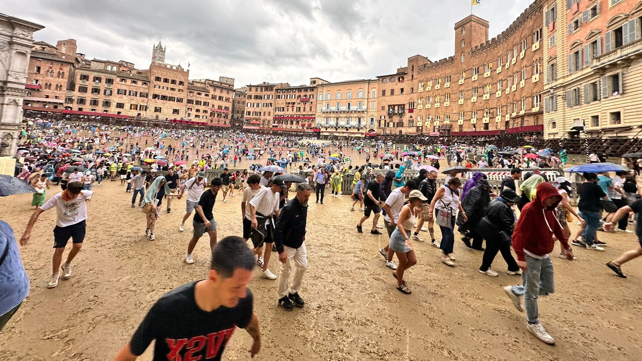 Siena, il Palio: a vuoto il secondo tentativo. Piove ancora, carriera rimandata a giovedì