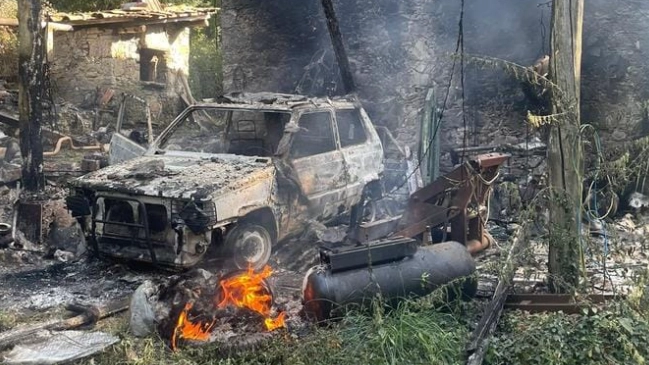 L'auto e il materiale che sono andati a fuoco nell'incendio. Non ci sono feriti