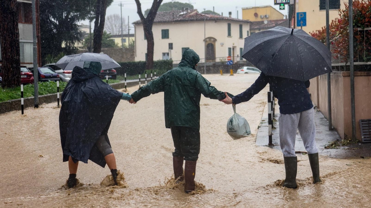 Cittadini in difficoltà in mezzo al fango a Sesto Fiorentino per l’esondazione del Rimaggio (FotoGermogli)