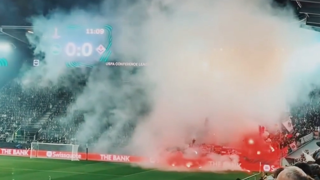 Il lancio dei fumogeni in campo da parte dei tifosi viola a San Gallo