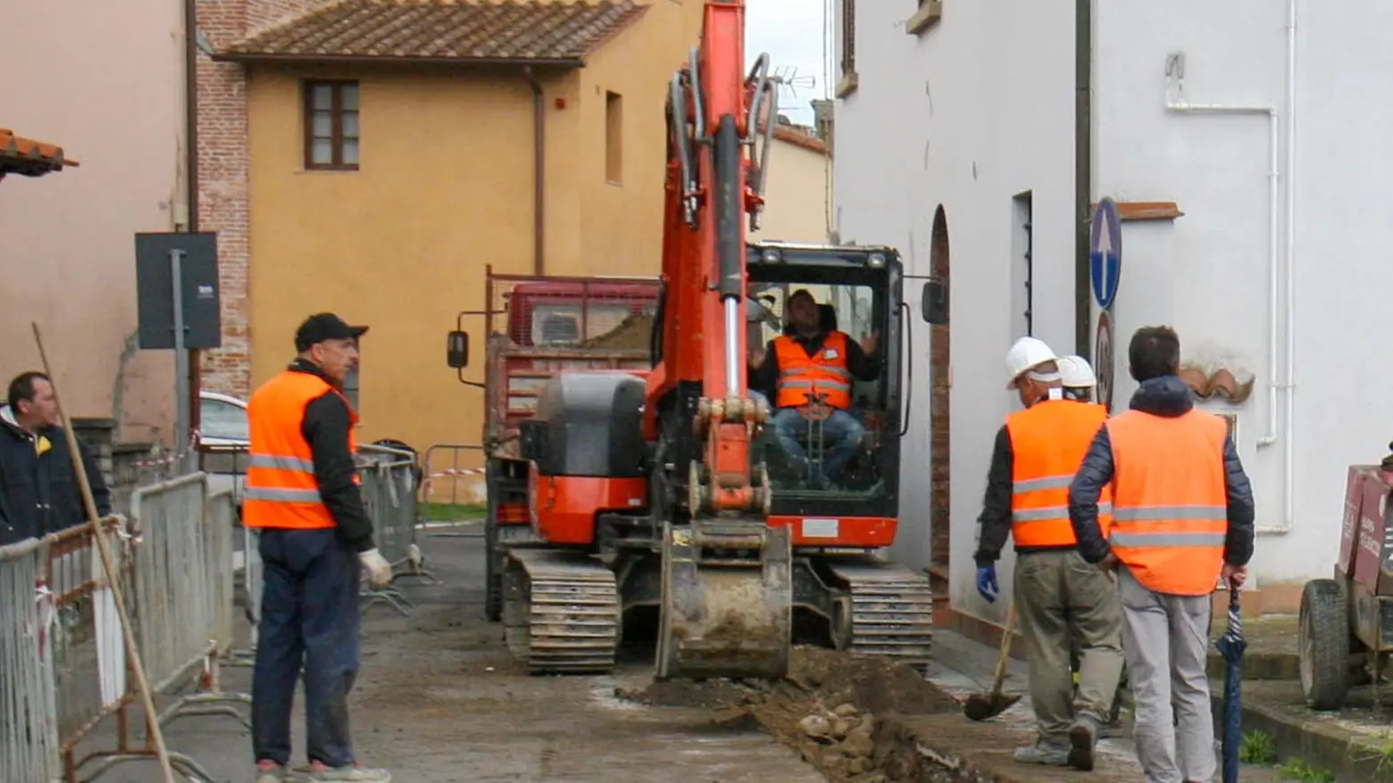 Stop ai lavori alla rotatoria: trovata una strada romana