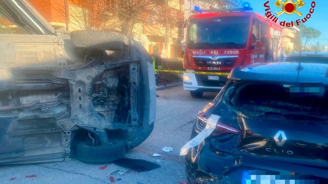 Due auto si scontrano, una si ribalta. Incidente a Cascina, danni anche ad altri veicoli parcheggiati