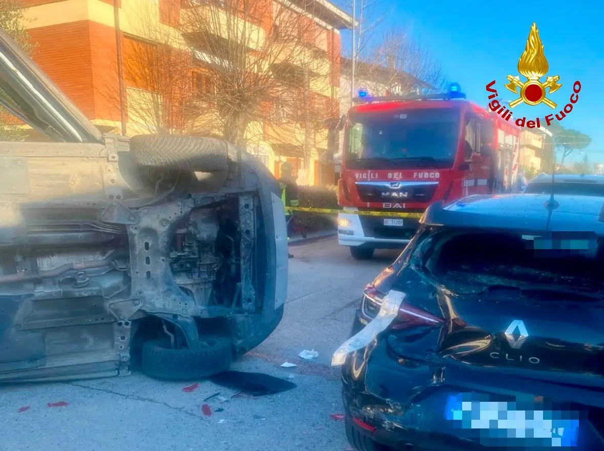 Due auto si scontrano, una si ribalta. Incidente a Cascina, danni anche ad altri veicoli parcheggiati