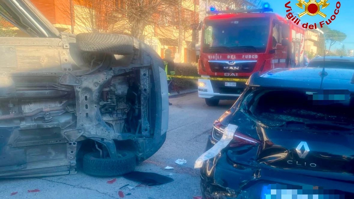 Due auto si scontrano, una si ribalta. Incidente a Cascina, danni anche ad altri veicoli parcheggiati