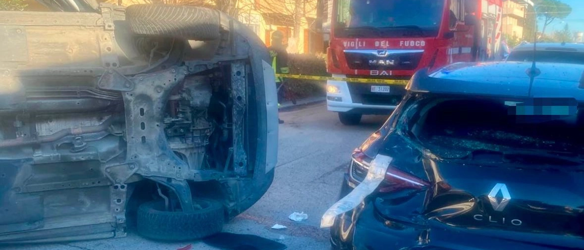 Due auto si scontrano, una si ribalta. Incidente a Cascina, danni anche ad altri veicoli parcheggiati