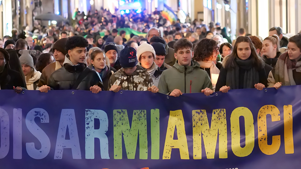 Il corteo della marcia per la pace che ha attraversato il centro della città