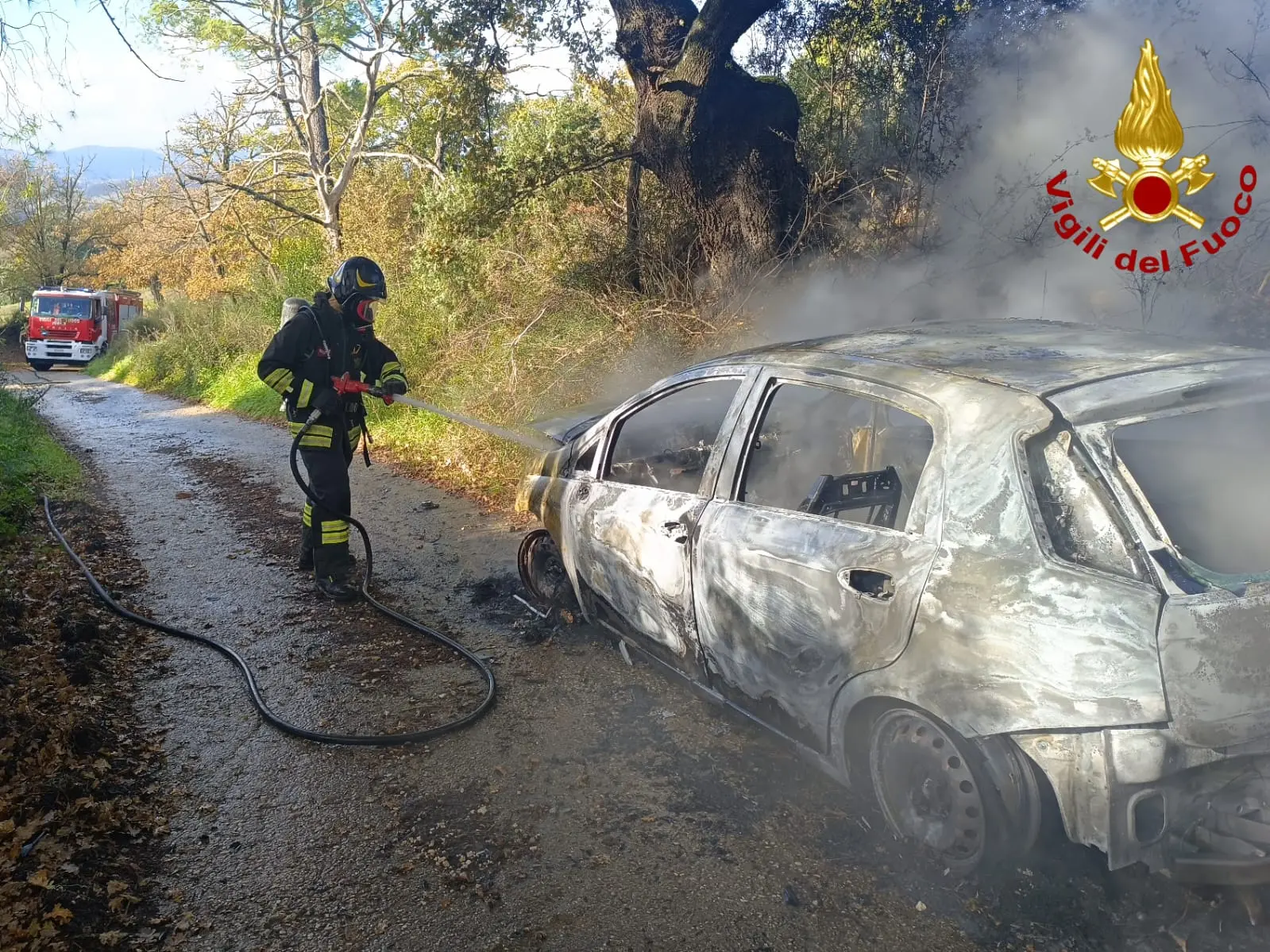 Auto a Gpl in fiamme, anziana si mette in salvo. L’intervento dei vigili del fuoco