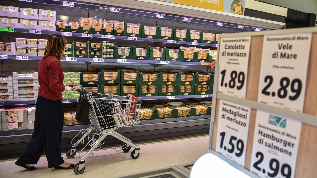 Carrello spesa lungo i banchi di un supermercato