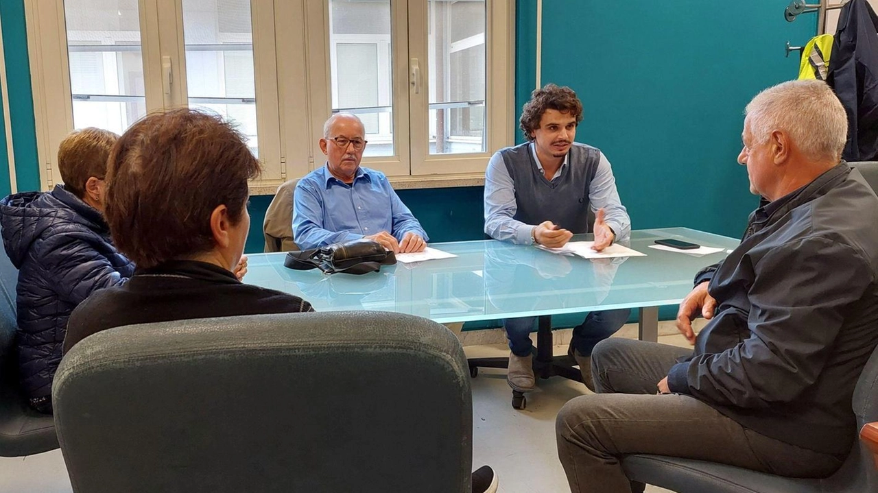 L’assessore a lavori pubblici e manutenzioni, Matteo Marcucci, con la delegazione del comitato cittadino di Pontestrada, guidata da Riccardo Buratti