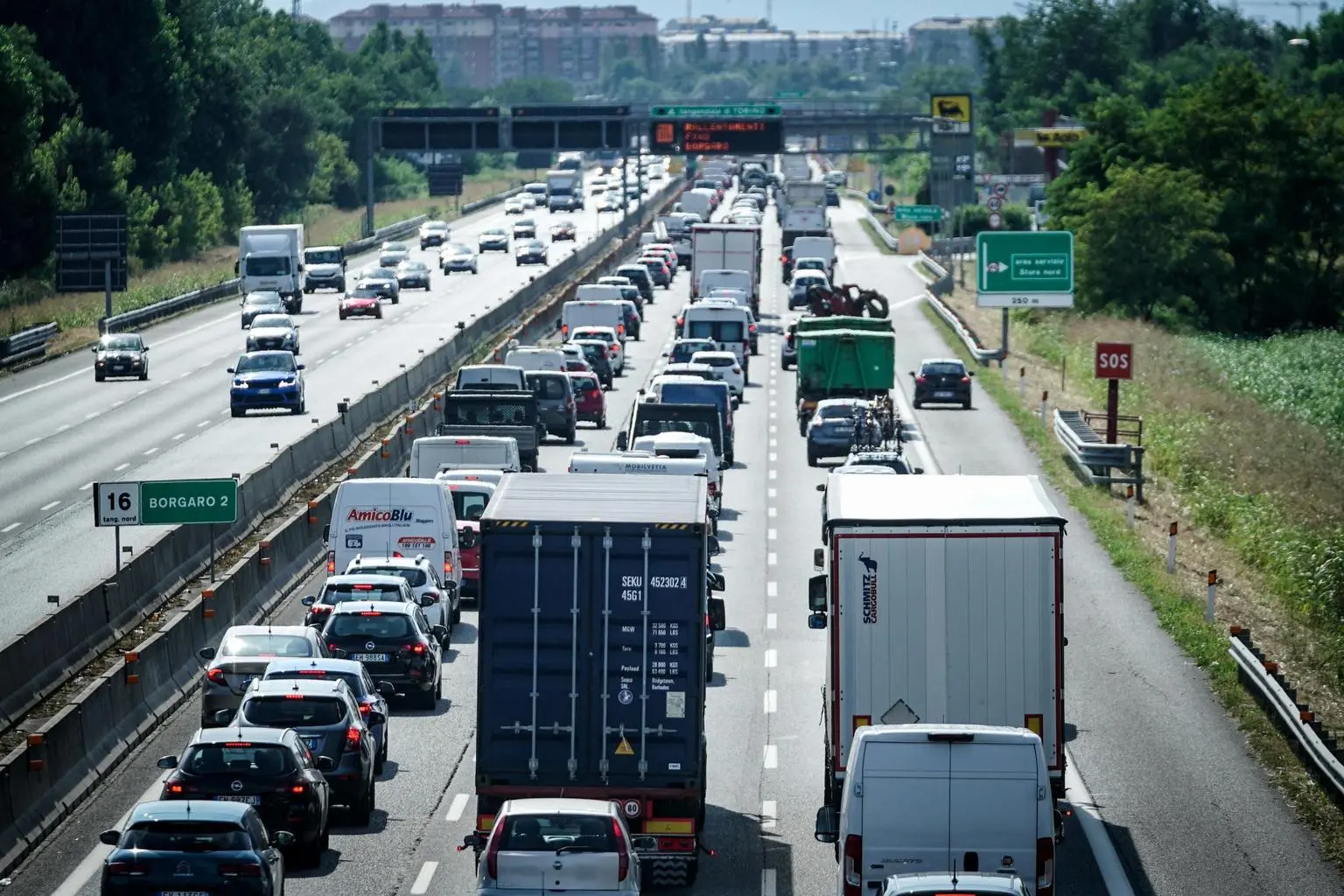 Due tamponamenti, otto auto coinvolte. Secondo giorno di esodo: delirio traffico in autostrada