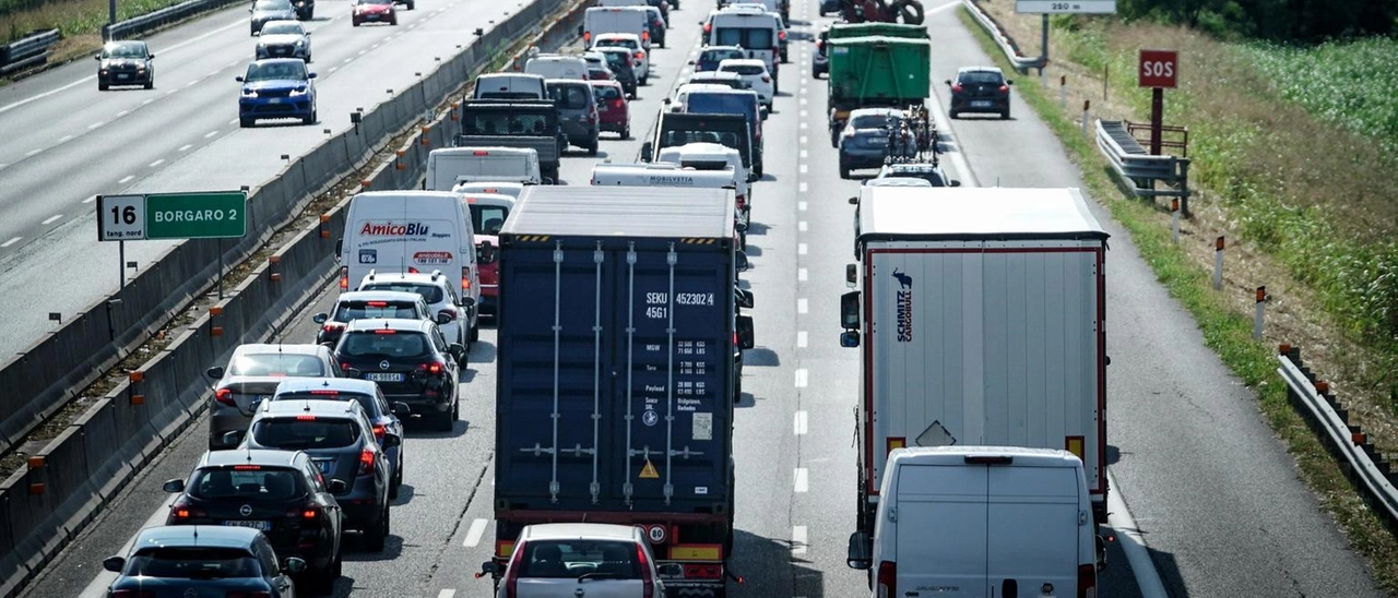 Due tamponamenti, otto auto coinvolte. Secondo giorno di esodo: delirio traffico in autostrada