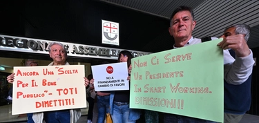 Respinta la sfiducia a Toti. La protesta dei manifestanti: "No a un presidente in smart working"