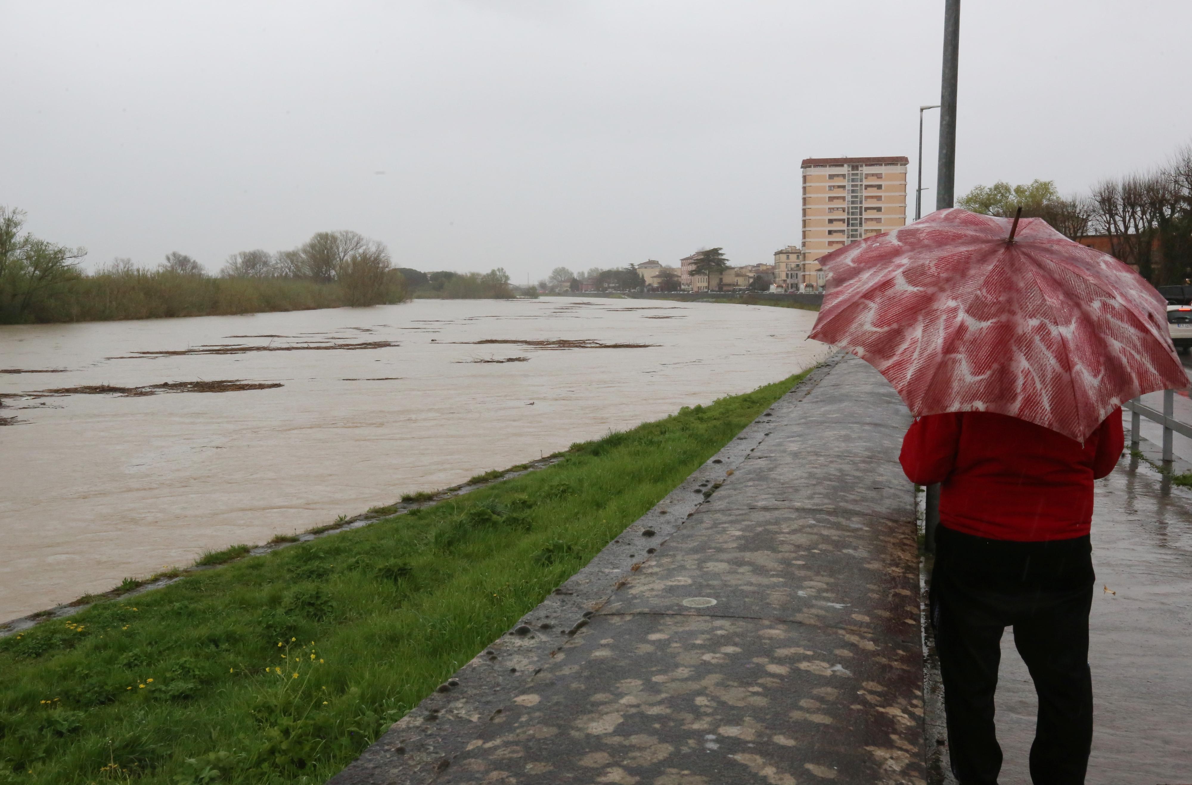 Maltempo Toscana, la situazione in Valdera: chiuso il ponte a Calcinaia