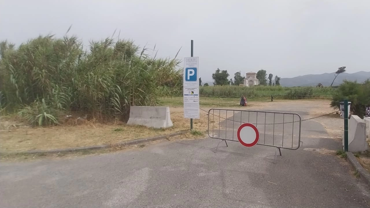 L’ingresso dell’area adibita a parcheggio di proprietà della società in liquidazione di fronte alla spiaggia libera di Marinella