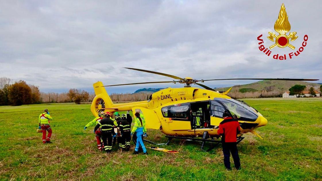 Sbalzato giù dalla moto finisce in un campo. Uomo in ospedale con l’elisoccorso