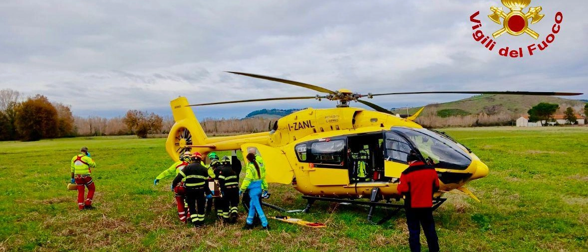 I vigili del fuoco hanno recuperato l’uomo dopo l’incidente avvenuto sulla strada Statale 439 a Lajatico. Il ferito è stato immobilizzato e trasportato al Cisanello con il Pegaso