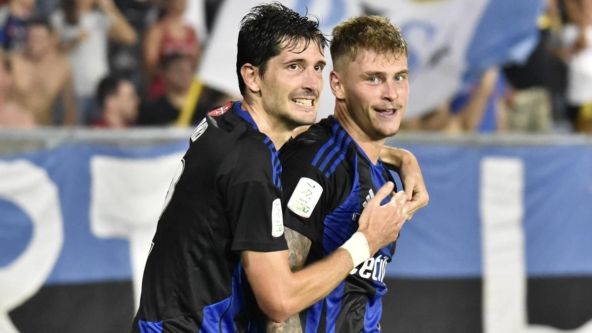 Stefano Moreo, 31 anni, con Nicholas Bonfanti, 22 anni, festeggiano dopo un gol. (foto d’archivio Valtriani)