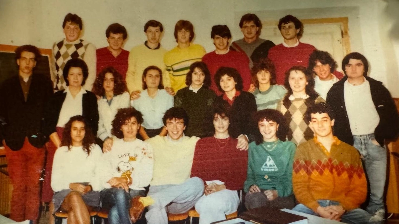 Prima e dopo: i ragazzi. della Quinta A del 1984 dell’istituto Pacini, a fianco all’epoca e sotto nell’ultimo. ritrovo