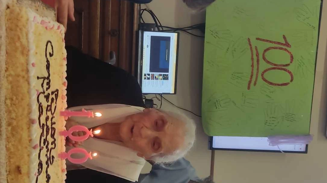 Maria Chelli, 100 anni, è un pilastro delle Nonne Favolose, leggendo ai anziani in Rsa. Nonostante il Covid, è energica e appassionata di lettura e innovazione. Celebrata con affetto a San Casciano.