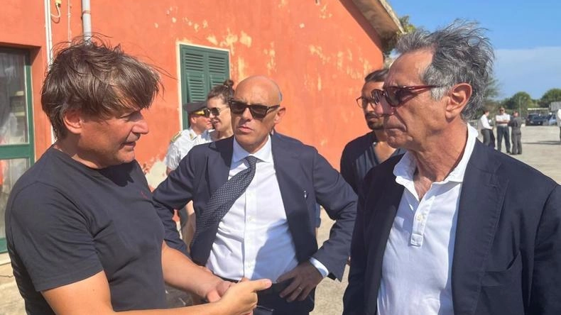 Il sindaco Andrea Casamenti parla con il sottosegretario Claudio Barbaro (FdI)