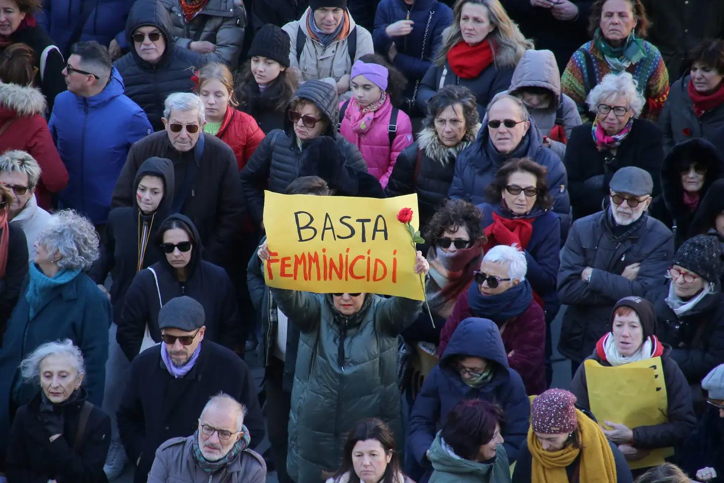 https://www.lanazione.it/image-service/view/acePublic/alias/contentid/NTgwZjgzNjEtZjc3MS00/0/il-flash-mob-di-qnxledonne-il-25-novembre-2023-in-piazza-della-signoria-firenze.jpeg