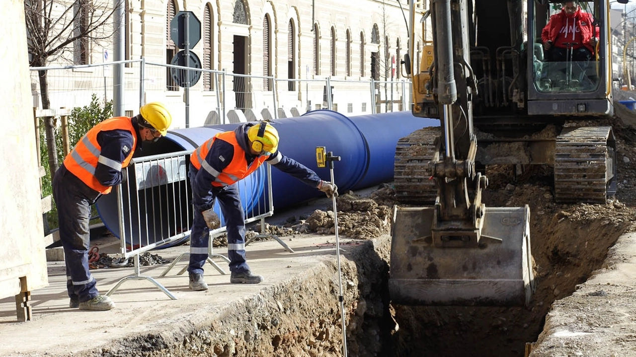 Tecnici di Publiacqua su un cantiere