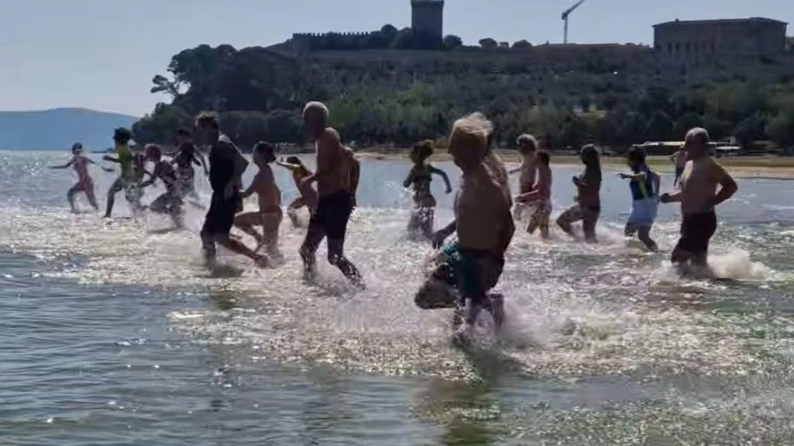 A Castiglione del Lago e Passignano, eventi come il mega tuffo di gruppo e la Trasiremando hanno celebrato il Ferragosto sulle acque del Trasimeno, evidenziando la bellezza del lago e la preoccupazione per la sua salute ambientale. Iniziative per sensibilizzare sull'importanza di preservare questo ecosistema unico.