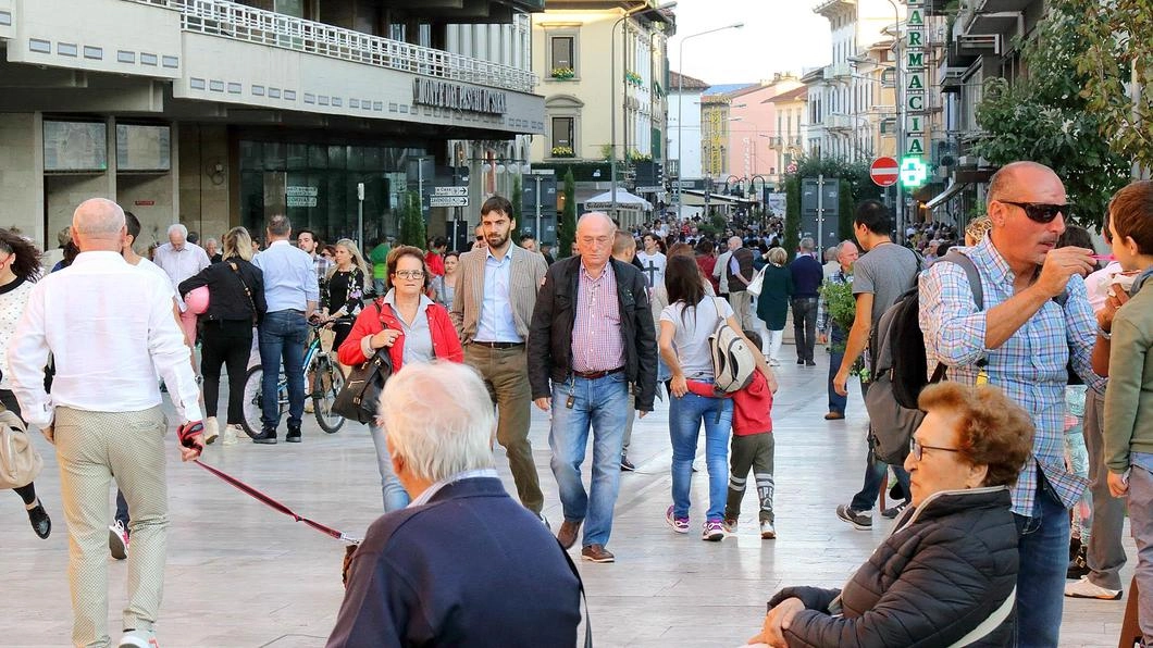 Il centro di Montecatini affollato di turisti