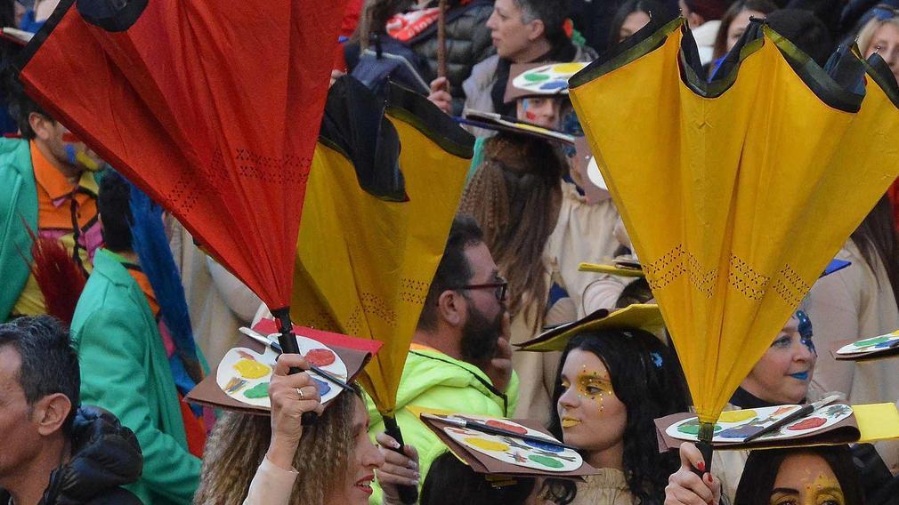 Carnevale, occhi puntati sui carri. Si aprono gli uscioni: prima sfilata